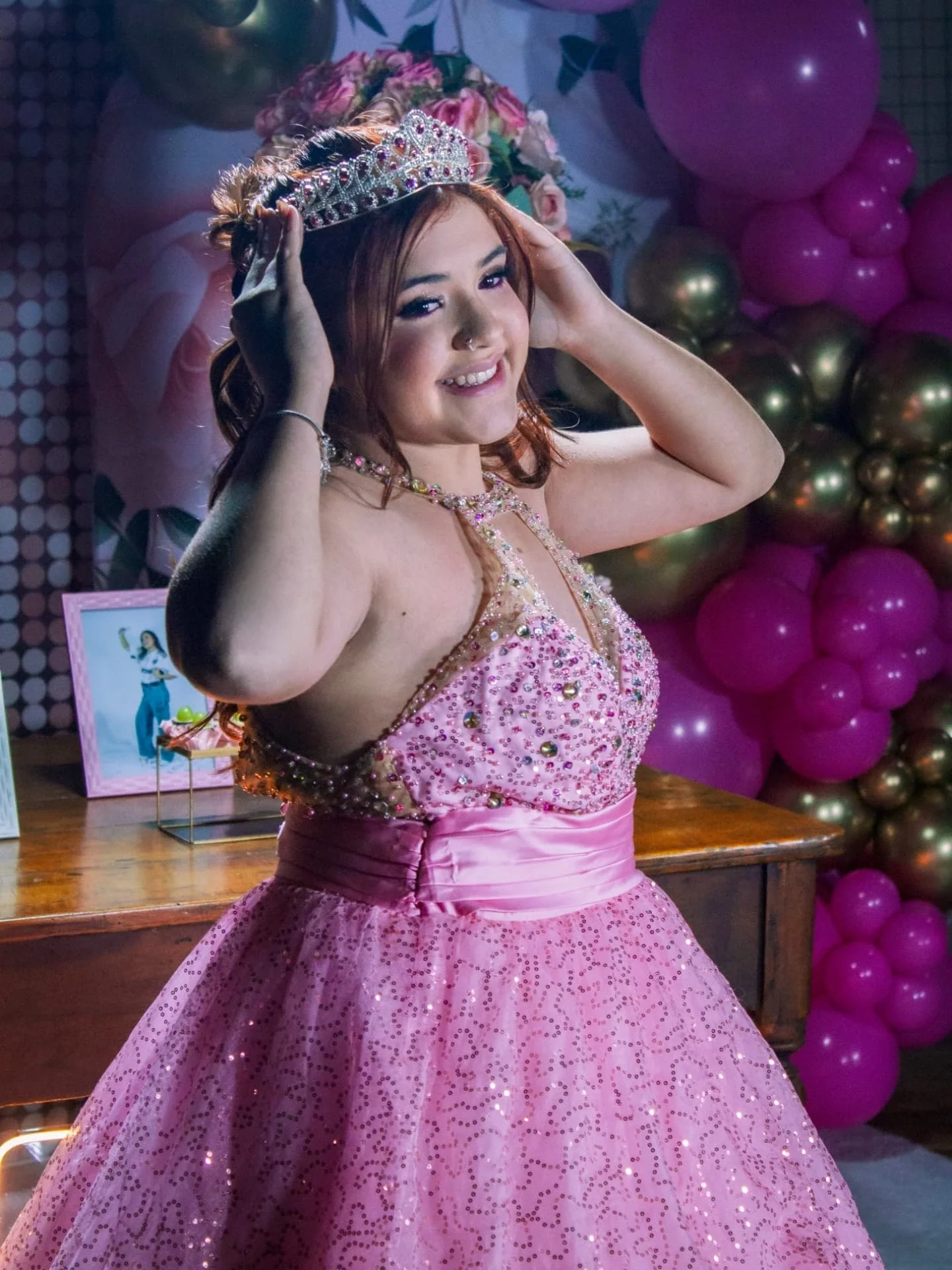 Ensaio fotográfico de debutante com tiara e vestido comemorativo em iluminação festiva